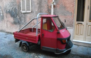 2014-11-15 17h13 véhicule typique des ruelles Carloforte île de San Pietro Sardaigne Italie