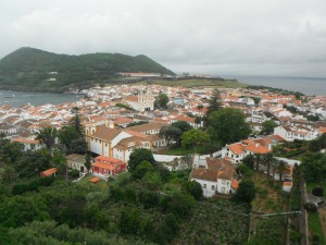 2014-06-15 16h02 vue du jardin Duque sur Angra et le Mont Brazil Terceira Açores