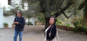 2014-10-14 18h53 Françoise et Bernard devant leur maison à Ibiza
