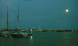 2015-09-26 19h21 pleine lune port Civitanova Adriatique Italie