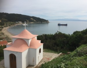 2015-10-26 12h19 chapelle, L'Ericante, le pétrolier à Erikoussa Grèce mer ionienne