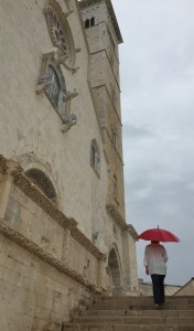 2015-10-10 15h20 Anté à la cathedrale de Trani sous la pluie Italie Adriatique