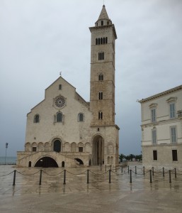 2015-10-10 15h17 cathedrale de Trani sous la pluie Italie Adriatique