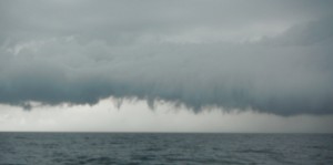 2015-10-07 14h48 approche du nuage bizarre barrières noires orageuses Italie Adriatique