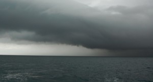 2015-10-07 14h56 approche du nuage bizarre barrières noires orageuses Italie Adriatique