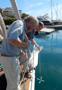 2016-05-24 9h52 pêche grappin serviette marina Agios Nikolaos Crète