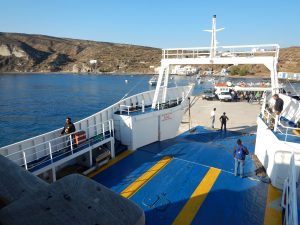 2016-05-27 8h08 escale ferry pour Santorin Thirasia