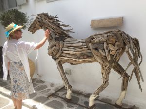 2016-06-02 13h49 Anté cheval bois Mykonos Cyclades
